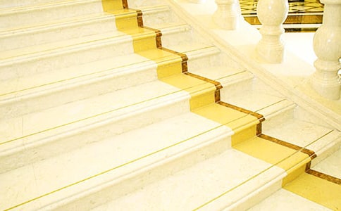 小班安全說課稿《上下樓梯》